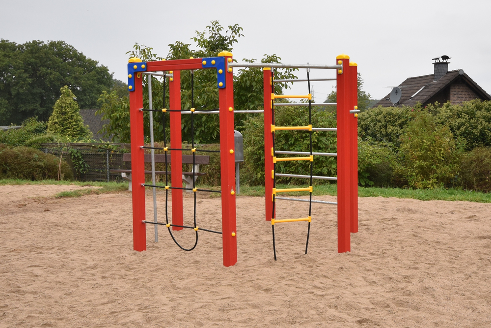 Ein Sechseckspiel (Klettergerüst) für den Spielplatz an der Händelstraße in Zusammenarbeit mit der Stadt Waldbröl. Das Spielgerät wurde am 20.09.2016 offiziell eingeweiht. Klettergerüst auf einem Spielplatz mit Seil- und Sprossenelementen auf sandigem Untergrund.